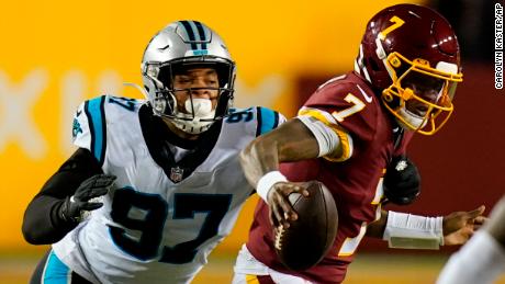 Dwayne Haskins of Washington Soccer (7) escapes from the end of the Carolina Panthers defense Yitor Gros Matos (97) on Sunday.